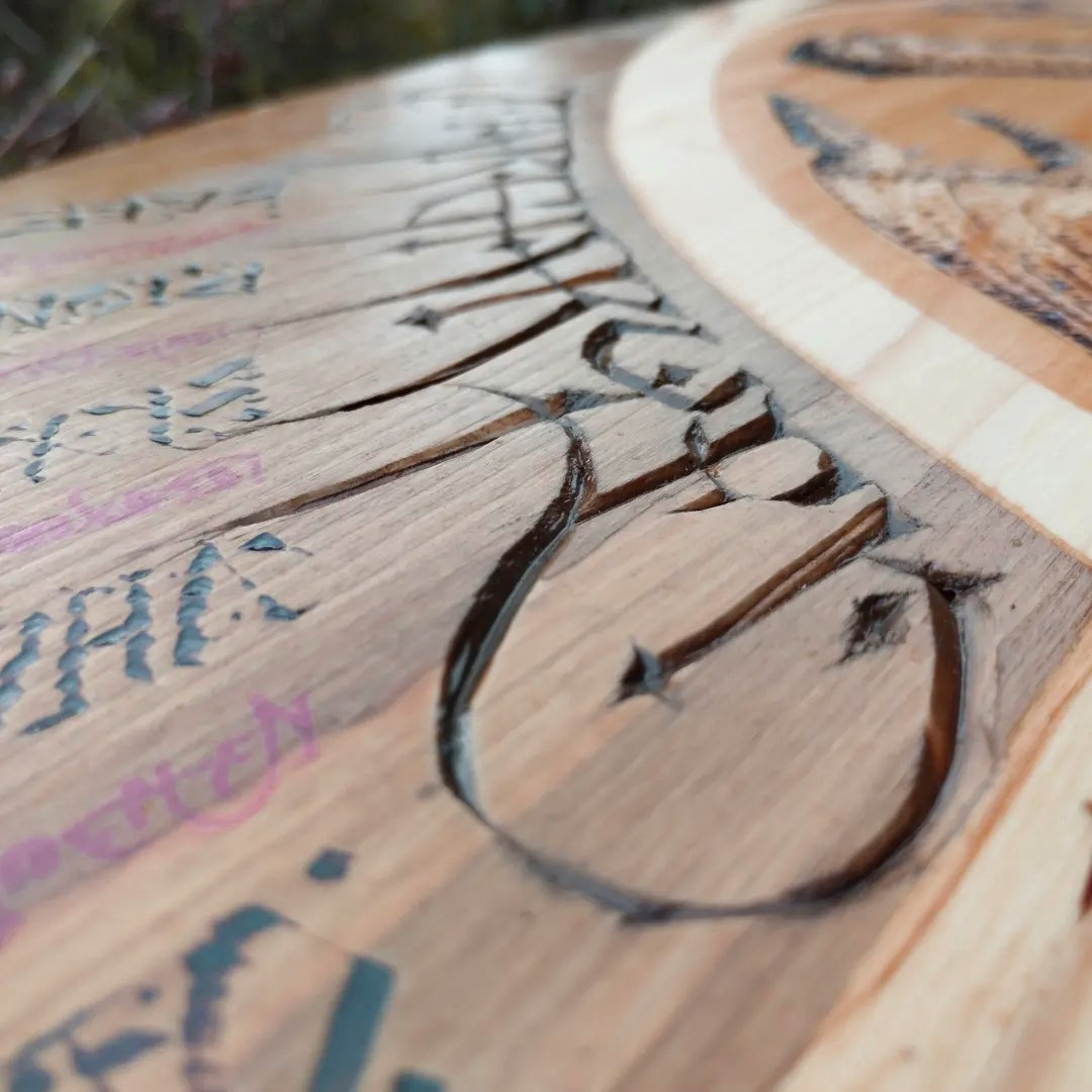 Blason de bois Targaryen - détail calligraphies gravées et pyrogravées